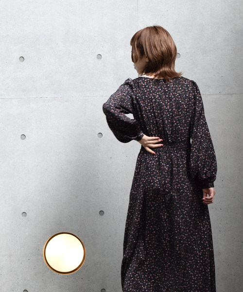 w closet（ダブルクローゼット）の「マットサテン小花柄ロング