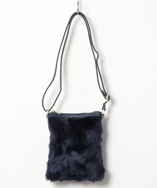 natural couture（ナチュラルクチュール）の「ファーポシェットバッグ（ショルダーバッグ・レディース・ネイビー/グレー/カーキ/アイボリー・FREE）」の4枚目の写真