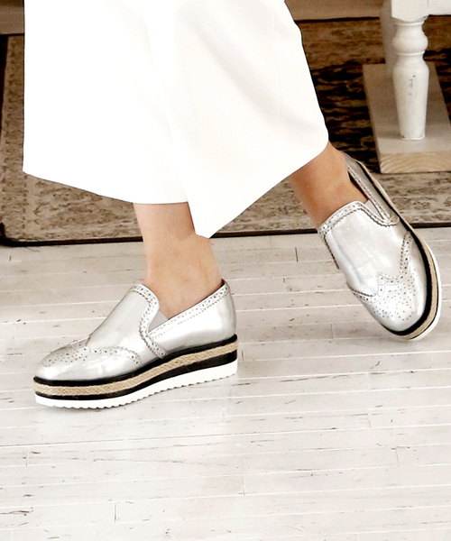 VIVIAN(ヴィヴィアン)の「ジュウトスポーツソールローファー風メダリオンスリッポンマニッシュシューズ(その他シューズ・レディース・ゴールド/ブラック/シルバー・L/M/LL/S)」の2枚目の写真