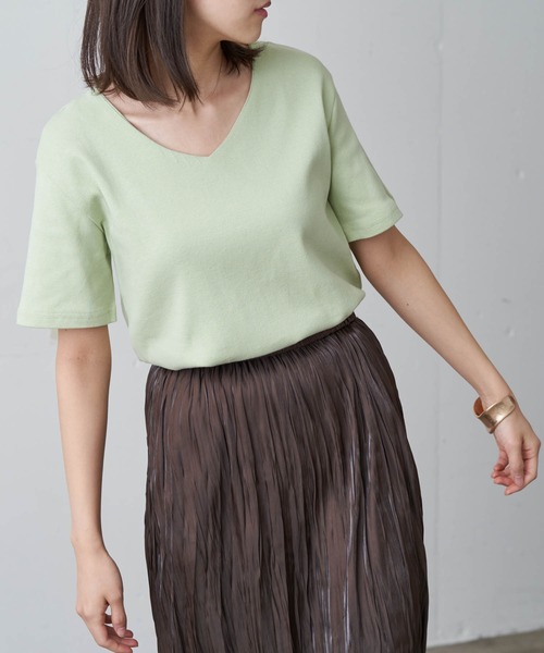 Chaco closet(チャコ クローゼット)の「綿フライスベーシックVネック半袖T(Tシャツ/カットソー・レディース・ブラック/ベージュ/ネイビー/オフホワイト/ラベンダー/ライトカーキ/オートミール/ホワイト系その他/ブラック系その他/杢グレー/ベージュ系その他/ライトイエロー/ベージュ系その他2/スモークピンク/ダークベージュ/チャコールグレー/オレンジ/カーキ/サックスブルー/ブラウン・S/M/L)」の15枚目の写真