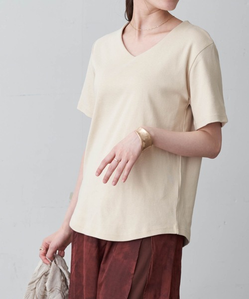 Chaco closet(チャコ クローゼット)の「綿フライスベーシックVネック半袖T(Tシャツ/カットソー・レディース・ブラック/ベージュ/ネイビー/オフホワイト/ラベンダー/ライトカーキ/オートミール/ホワイト系その他/ブラック系その他/杢グレー/ベージュ系その他/ライトイエロー/ベージュ系その他2/スモークピンク/ダークベージュ/チャコールグレー/オレンジ/カーキ/サックスブルー/ブラウン・S/M/L)」の9枚目の写真
