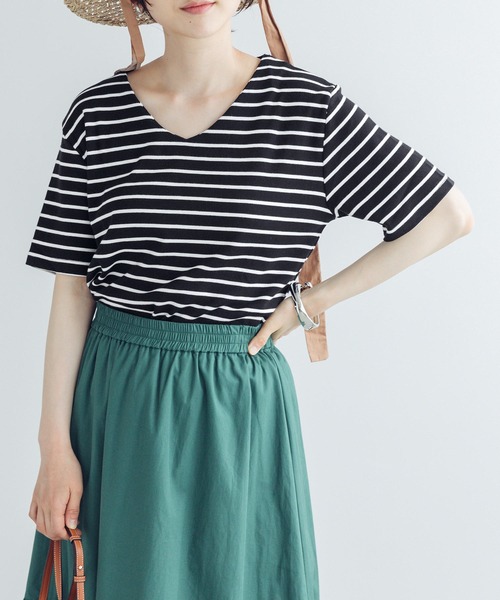 Chaco closet(チャコ クローゼット)の「綿フライスベーシックVネック半袖T(Tシャツ/カットソー・レディース・ブラック/ベージュ/ネイビー/オフホワイト/ラベンダー/ライトカーキ/オートミール/ホワイト系その他/ブラック系その他/杢グレー/ベージュ系その他/ライトイエロー/ベージュ系その他2/スモークピンク/ダークベージュ/チャコールグレー/オレンジ/カーキ/サックスブルー/ブラウン・S/M/L)」の5枚目の写真