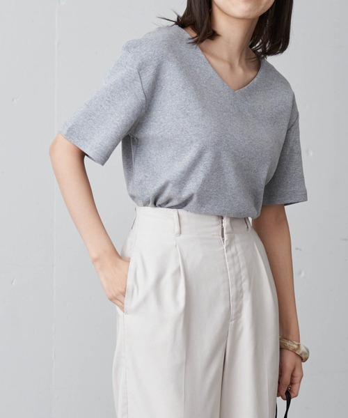 Chaco closet(チャコ クローゼット)の「綿フライスベーシックVネック半袖T(Tシャツ/カットソー・レディース・ブラック/ベージュ/ネイビー/オフホワイト/ラベンダー/ライトカーキ/オートミール/ホワイト系その他/ブラック系その他/杢グレー/ベージュ系その他/ライトイエロー/ベージュ系その他2/スモークピンク/ダークベージュ/チャコールグレー/オレンジ/カーキ/サックスブルー/ブラウン・S/M/L)」の7枚目の写真