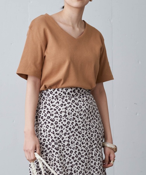 Chaco closet(チャコ クローゼット)の「綿フライスベーシックVネック半袖T(Tシャツ/カットソー・レディース・ブラック/ベージュ/ネイビー/オフホワイト/ラベンダー/ライトカーキ/オートミール/ホワイト系その他/ブラック系その他/杢グレー/ベージュ系その他/ライトイエロー/ベージュ系その他2/スモークピンク/ダークベージュ/チャコールグレー/オレンジ/カーキ/サックスブルー/ブラウン・S/M/L)」の8枚目の写真