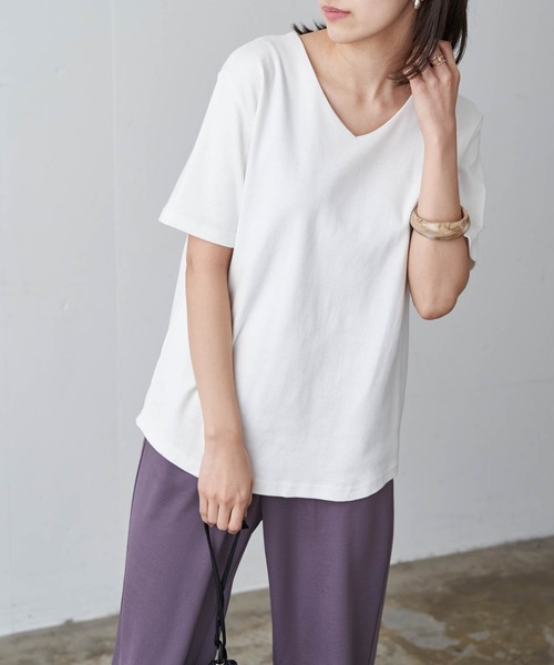 Chaco closet(チャコ クローゼット)の「綿フライスベーシックVネック半袖T(Tシャツ/カットソー・レディース・ブラック/ベージュ/ネイビー/オフホワイト/ラベンダー/ライトカーキ/オートミール/ホワイト系その他/ブラック系その他/杢グレー/ベージュ系その他/ライトイエロー/ベージュ系その他2/スモークピンク/ダークベージュ/チャコールグレー/オレンジ/カーキ/サックスブルー/ブラウン・S/M/L)」の2枚目の写真