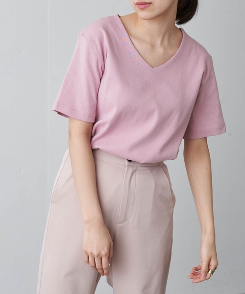 Chaco closet(チャコ クローゼット)の「綿フライスベーシックVネック半袖T(Tシャツ/カットソー・レディース・ブラック/ベージュ/ネイビー/オフホワイト/ラベンダー/ライトカーキ/オートミール/ホワイト系その他/ブラック系その他/杢グレー/ベージュ系その他/ライトイエロー/ベージュ系その他2/スモークピンク/ダークベージュ/チャコールグレー/オレンジ/カーキ/サックスブルー/ブラウン・S/M/L)」の19枚目の写真