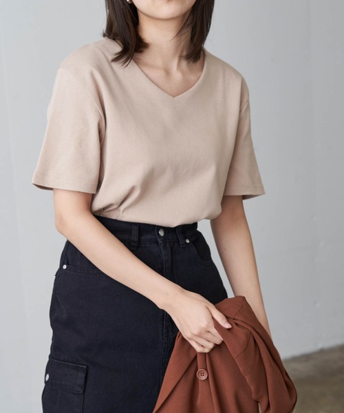 Chaco closet(チャコ クローゼット)の「綿フライスベーシックVネック半袖T(Tシャツ/カットソー・レディース・ブラック/ベージュ/ネイビー/オフホワイト/ラベンダー/ライトカーキ/オートミール/ホワイト系その他/ブラック系その他/杢グレー/ベージュ系その他/ライトイエロー/ベージュ系その他2/スモークピンク/ダークベージュ/チャコールグレー/オレンジ/カーキ/サックスブルー/ブラウン・S/M/L)」の12枚目の写真
