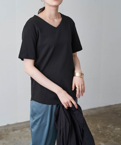 Chaco closet(チャコ クローゼット)の「綿フライスベーシックVネック半袖T(Tシャツ/カットソー・レディース・ブラック/ベージュ/ネイビー/オフホワイト/ラベンダー/ライトカーキ/オートミール/ホワイト系その他/ブラック系その他/杢グレー/ベージュ系その他/ライトイエロー/ベージュ系その他2/スモークピンク/ダークベージュ/チャコールグレー/オレンジ/カーキ/サックスブルー/ブラウン・S/M/L)」の4枚目の写真