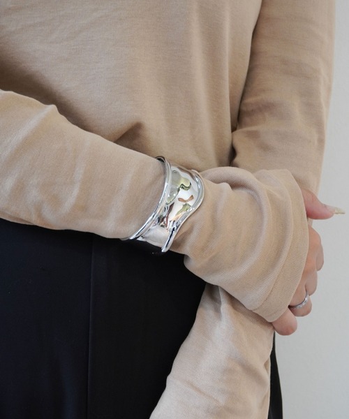 Port(ポート)の「ボリューム ウェーブ ワイドバングル(バングル/リストバンド・レディース・シルバー/ゴールド/シルバー系その他/ゴールド系その他・FREE)」の2枚目の写真