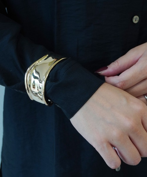 Port(ポート)の「ボリューム ウェーブ ワイドバングル(バングル/リストバンド・レディース・シルバー/ゴールド/シルバー系その他/ゴールド系その他・FREE)」の4枚目の写真