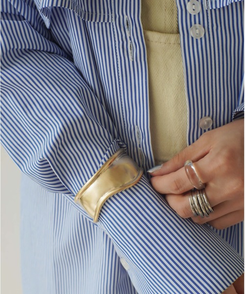 Port(ポート)の「ボリューム ウェーブ ワイドバングル(バングル/リストバンド・レディース・シルバー/ゴールド/シルバー系その他/ゴールド系その他・FREE)」の3枚目の写真