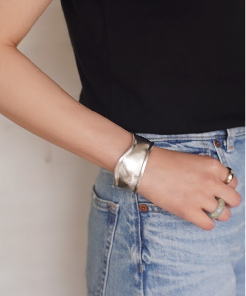Port(ポート)の「ボリューム ウェーブ ワイドバングル(バングル/リストバンド・レディース・シルバー/ゴールド/シルバー系その他/ゴールド系その他・FREE)」の8枚目の写真