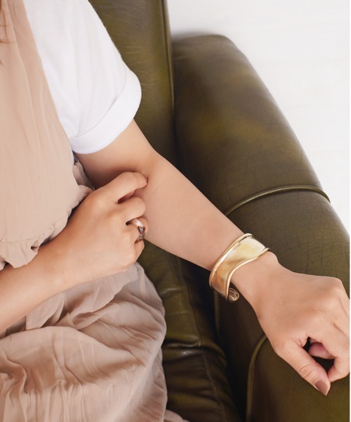 ボリューム ウェーブ ワイドバングル（バングル/リストバンド）｜Port