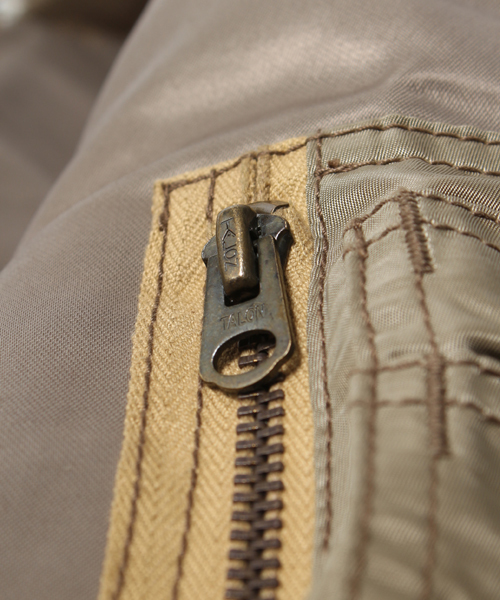 Denime(ドゥニーム)の「FLIGHT JACKET TYPE MA-1(ミリタリージャケット・メンズ・ベージュ/ブラック・LARGE/MEDIUM/SMALL)」の12枚目の写真