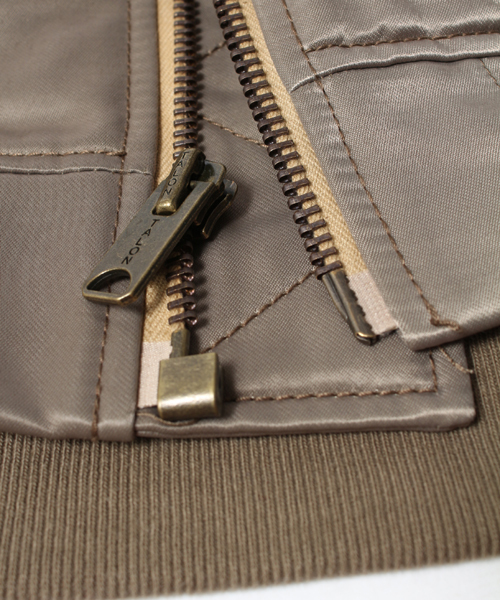 Denime(ドゥニーム)の「FLIGHT JACKET TYPE MA-1(ミリタリージャケット・メンズ・ベージュ/ブラック・LARGE/MEDIUM/SMALL)」の13枚目の写真