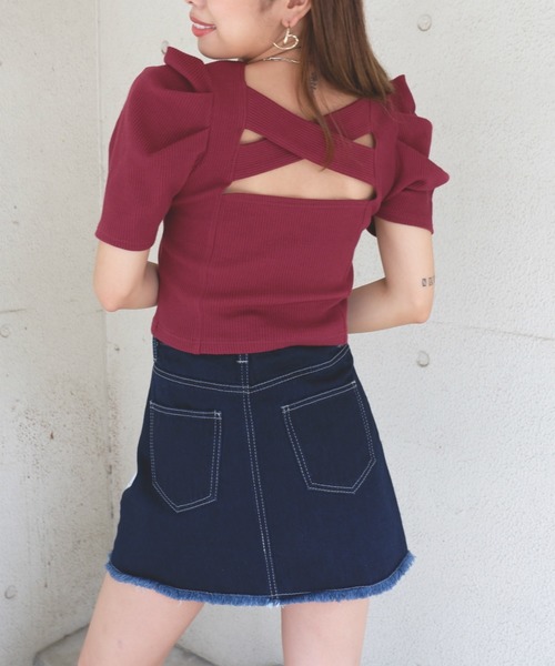 SPIRALGIRL(スパイラルガール)の「バッククロスパワショルカットトップス(Tシャツ/カットソー・レディース・ブラック/ベージュ/パープル/グリーン・FREE)」の4枚目の写真