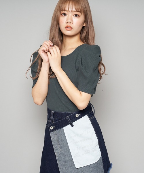 SPIRALGIRL(スパイラルガール)の「バッククロスパワショルカットトップス(Tシャツ/カットソー・レディース・ブラック/ベージュ/パープル/グリーン・FREE)」の1枚目の写真