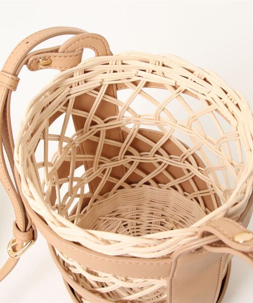 ACCOMMODE(アコモデ)の「ラタンバケットバッグ(かごバッグ・レディース・ベージュ/キャメル・FREE)」の6枚目の写真