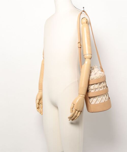 ACCOMMODE(アコモデ)の「ラタンバケットバッグ(かごバッグ・レディース・ベージュ/キャメル・FREE)」の9枚目の写真