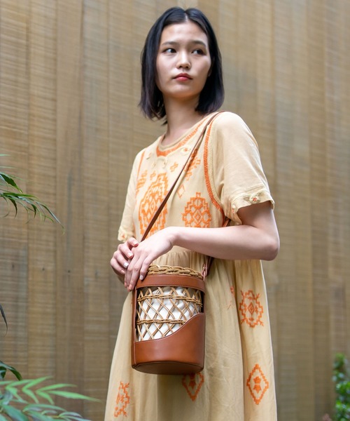 ACCOMMODE(アコモデ)の「ラタンバケットバッグ(かごバッグ・レディース・ベージュ/キャメル・FREE)」の5枚目の写真