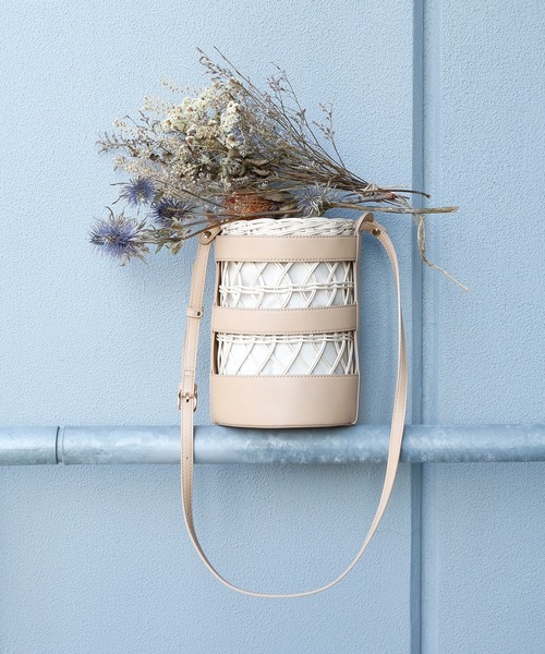 ACCOMMODE(アコモデ)の「ラタンバケットバッグ(かごバッグ・レディース・ベージュ/キャメル・FREE)」の13枚目の写真