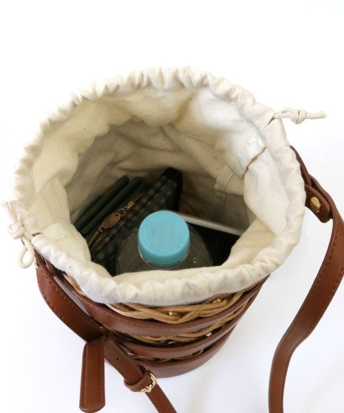 ACCOMMODE(アコモデ)の「ラタンバケットバッグ(かごバッグ・レディース・ベージュ/キャメル・FREE)」の14枚目の写真