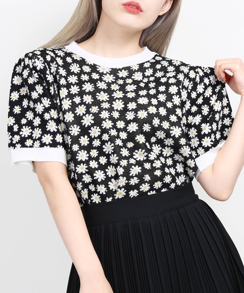 WC（ダブル シー）の「フラワーパターン半袖トップス（Tシャツ/カットソー・レディース・ブラック/オレンジ/ブルー・FREE）」の2枚目の写真