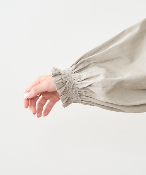 PUAL CE CIN（ピュアルセシン）の「【WEB限定】ギャザースリーブブラウス（シャツ/ブラウス・レディース・オフホワイト/ブラック/グレイッシュベージュ・FREE）」の6枚目の写真