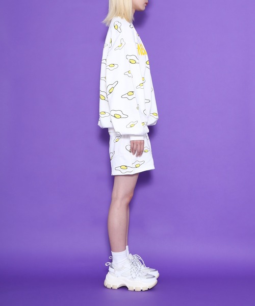 目玉焼き総柄スウェット(MEDAMAYAKI)（スウェット）｜PUNYUS（プニュズ）