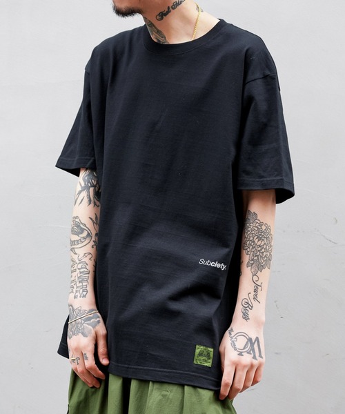 Subciety（サブサエティ）の「TAG S/S（Tシャツ/カットソー・メンズ・ホワイト/ブラック系その他/ブラック×パープル・SMALL/MEDIUM/LARGE/X-LARGE/XX-LARGE）」の4枚目の写真