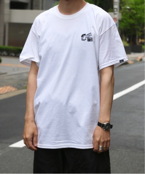 VANS(バンズ)の「VANS/ヴァンズ SCENE 21 OTW S/S TEE シーン21オフザウォール SS TEE(Tシャツ/カットソー・メンズ・ホワイト/ネイビー/イエロー・MEDIUM/LARGE/X-LARGE)」の6枚目の写真