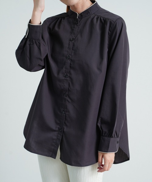 Fizz（フィズ）の「【Fizz/フィズ】　スタンドカラーパイピングブラウス（シャツ/ブラウス・レディース・チャコールグレー/ネイビー/グレイッシュベージュ・M/L）」の2枚目の写真