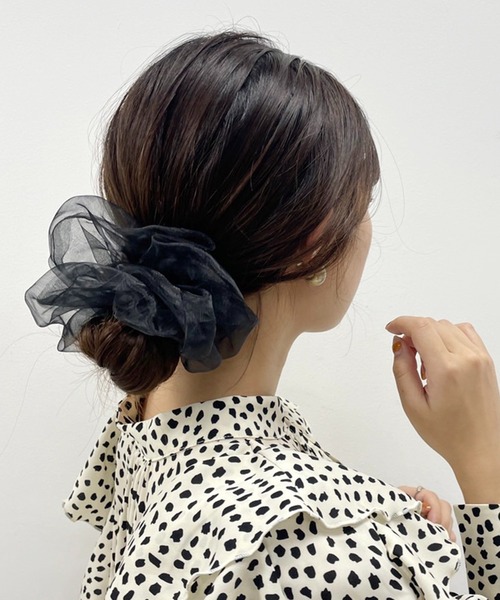 one after another NICE CLAUP（ワンアフターアナザーナイスクラップ）の「シアーシュシュ（ヘアゴム・レディース・ブラック/モカ・FREE）」の2枚目の写真