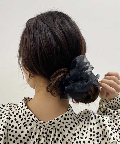 one after another NICE CLAUP（ワンアフターアナザーナイスクラップ）の「シアーシュシュ（ヘアゴム・レディース・ブラック/モカ・FREE）」の3枚目の写真