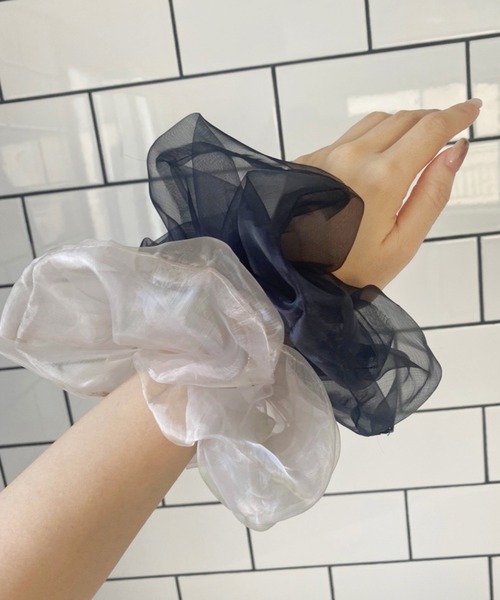 one after another NICE CLAUP（ワンアフターアナザーナイスクラップ）の「シアーシュシュ（ヘアゴム・レディース・ブラック/モカ・FREE）」の7枚目の写真