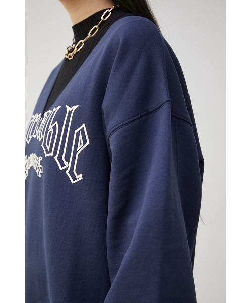 AZUL by moussy（アズールバイマウジー）の「LOGO V/NECK LOGO SWEAT TOPS/ロゴVネックロゴスウェットトップス（スウェット・レディース・チャコールグレー/オレンジ/ネイビー・SMALL/MEDIUM）」の12枚目の写真