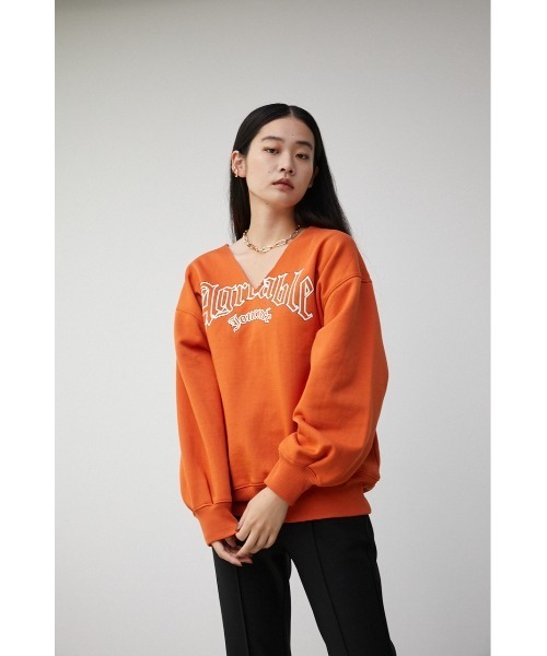 AZUL by moussy（アズールバイマウジー）の「LOGO V/NECK LOGO SWEAT TOPS/ロゴVネックロゴスウェットトップス（スウェット・レディース・チャコールグレー/オレンジ/ネイビー・SMALL/MEDIUM）」の9枚目の写真