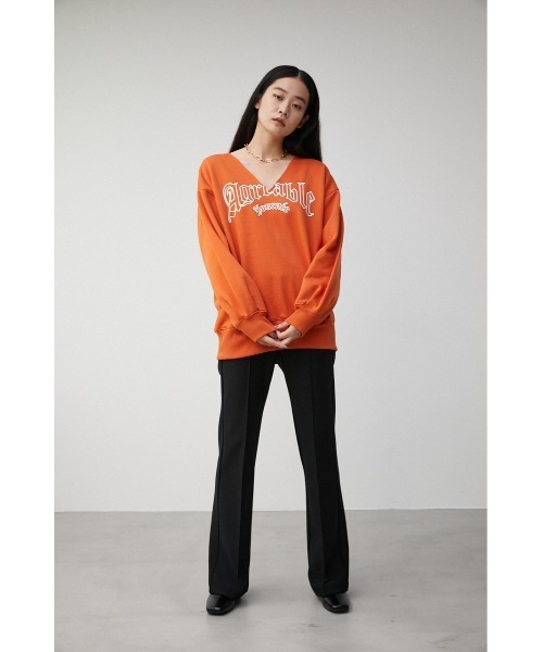 AZUL by moussy（アズールバイマウジー）の「LOGO V/NECK LOGO SWEAT TOPS/ロゴVネックロゴスウェットトップス（スウェット・レディース・チャコールグレー/オレンジ/ネイビー・SMALL/MEDIUM）」の8枚目の写真