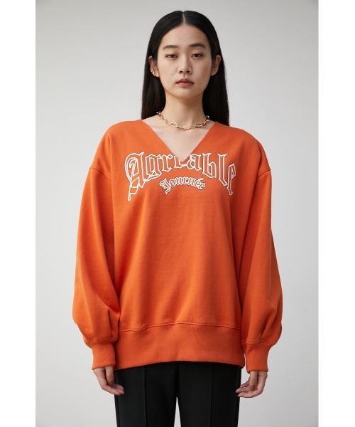 AZUL by moussy（アズールバイマウジー）の「LOGO V/NECK LOGO SWEAT TOPS/ロゴVネックロゴスウェットトップス（スウェット・レディース・チャコールグレー/オレンジ/ネイビー・SMALL/MEDIUM）」の7枚目の写真