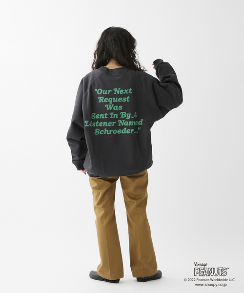 PEANUTS（ピーナッツ）の「【PEANUTS×SPORTS WEAR by relume】別注 カラークルーネックスウェット（スウェット・メンズ・チャコールグレー/ブラック/アイボリー/ブラウン/ネイビー・MEDIUM/LARGE/X-LARGE）」の11枚目の写真