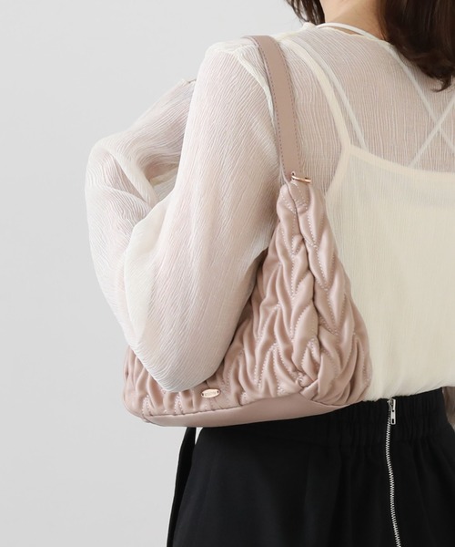 archives（アルシーヴ）の「ウェーブキルトバッグ（ハンドバッグ・レディース・ブラック/アイボリー/ピンクベージュ・FREE）」の3枚目の写真