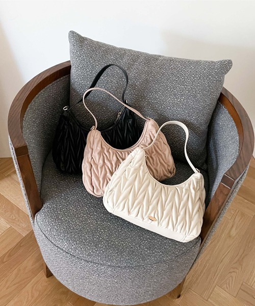 archives（アルシーヴ）の「ウェーブキルトバッグ（ハンドバッグ・レディース・ブラック/アイボリー/ピンクベージュ・FREE）」の16枚目の写真