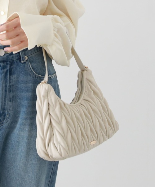 archives（アルシーヴ）の「ウェーブキルトバッグ（ハンドバッグ・レディース・ブラック/アイボリー/ピンクベージュ・FREE）」の4枚目の写真