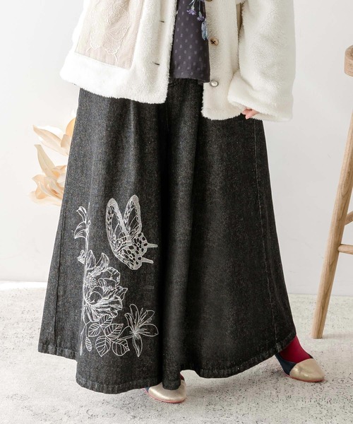 iS ScoLar(イズスカラー)の「523088:蝶花刺繍デニムパンツ(デニムパンツ・レディース・ブラック/ブルー・M)」の2枚目の写真