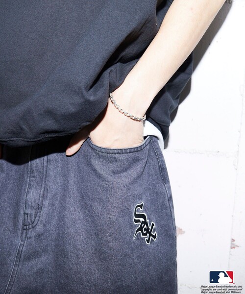 MLB（メジャーリーグベースボール）の「MLB/メジャーリーグベースボール/別注 バギーデニムショーツ/ハーフパンツ/デニムパンツ(限定展開)（デニムパンツ・メンズ・ブルー系その他/サックスブルー/ブラック/ブルー系その他2・LARGE/SMALL/MEDIUM）」の5枚目の写真