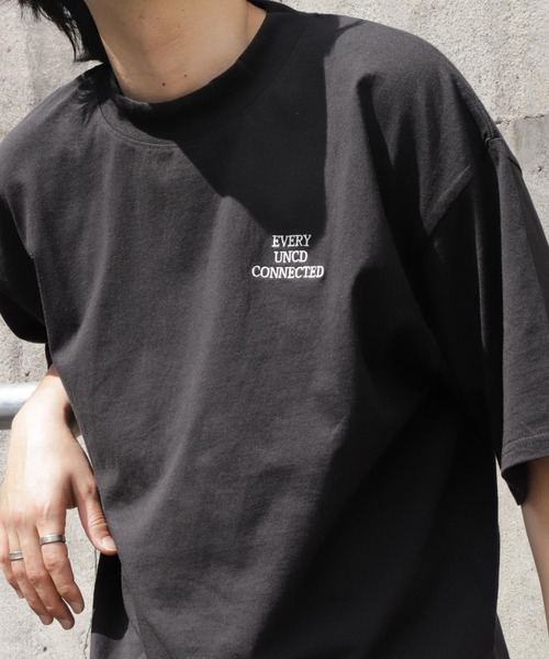 UNCORD（アンコード）の「【UNCORD】One point mock neck T-shirt/ ワンポイント胸刺繍モックネックビッグシルエット半袖Tシャツ（Tシャツ/カットソー・メンズ・杢グレー/グリーン/ホワイト/チャコール/ブラック・MEDIUM/X-LARGE/LARGE）」の4枚目の写真