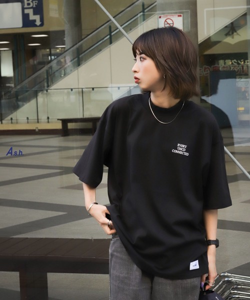 UNCORD（アンコード）の「【UNCORD】One point mock neck T-shirt/ ワンポイント胸刺繍モックネックビッグシルエット半袖Tシャツ（Tシャツ/カットソー・メンズ・杢グレー/グリーン/ホワイト/チャコール/ブラック・MEDIUM/X-LARGE/LARGE）」の2枚目の写真