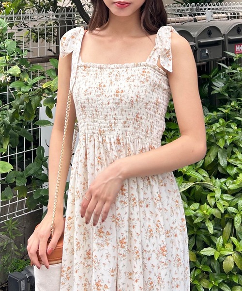 INGNI(イング)の「花柄シャーリング/ワンピース(ワンピース・レディース・ブラック/アイボリー・M)」の7枚目の写真