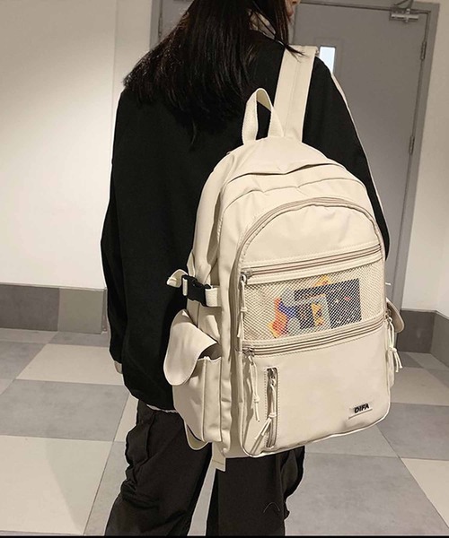 メッシュ素材 ベージュリュック NANEA（ナネア）の「メッシュポケットデザインリュックサック（バック