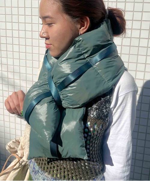 CONTROL FREAK(コントロールフリーク)の「CONTROL FREAK(コントロールフリーク)ダウン風テープ付きマフラー(マフラー・レディース・ベージュ/ブラック/グリーン・FREE)」の5枚目の写真